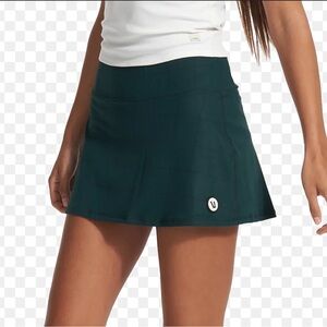 Vuori nwt green black volley skirt